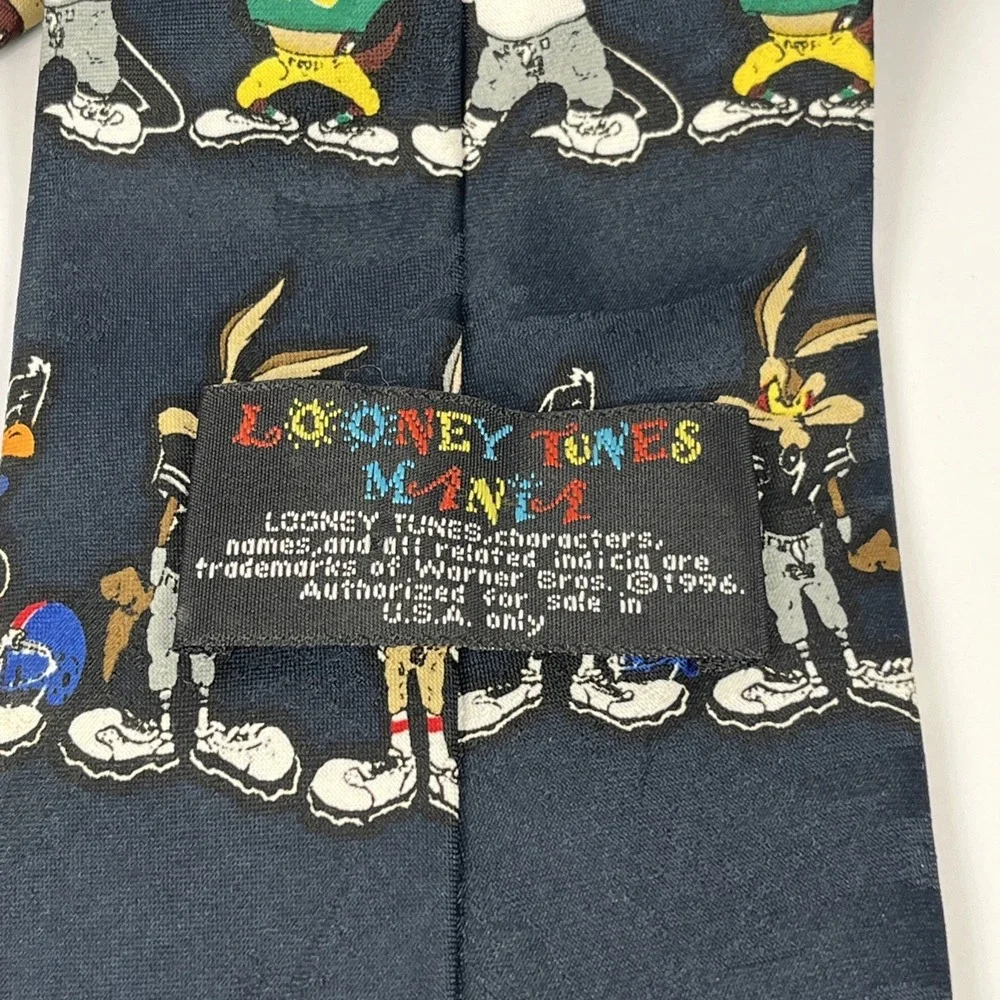 Looney Tunes Vtg Cartoon Novelty Necktie Football characters Bugs, Taz,‎ Daffy